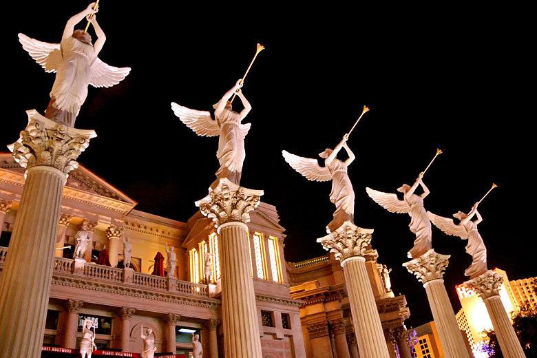 Horn blowing angels at the entrance to Caesar's Palace, Las Vegas © Bob Kreisel - Alamy Stock Photo