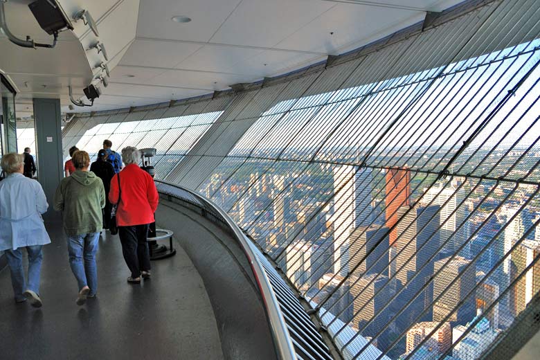 Ascending the CN Tower, Toronto, Ontario, Canada © Wladyslaw - Wikimedia Commons