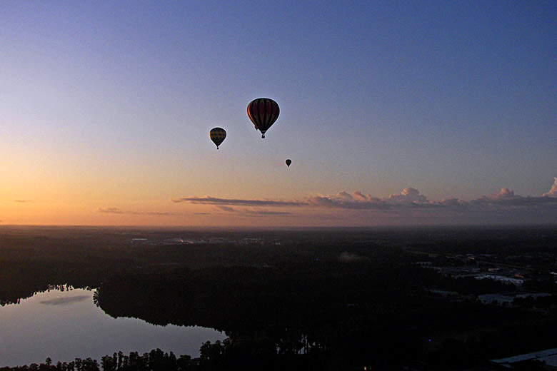 Ballooning at sunrise over central Florida © Wknight94 - Wikimedia Commons