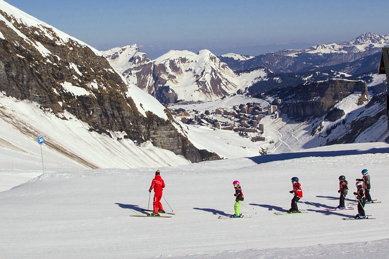 Instructor leading kids on a blue run into Avoriaz © Harry Green - Adobe Stock Image