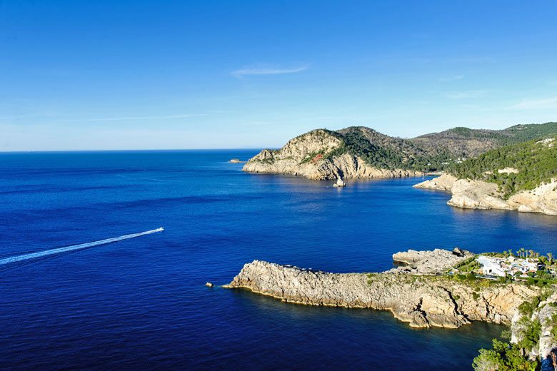 Blue sea around Ibiza © steffus - Fotolia.com