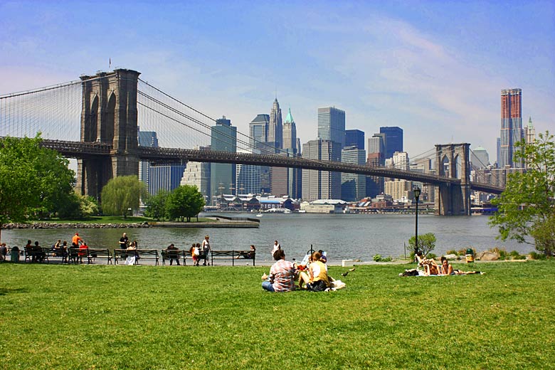 Park under Brooklyn Bridge, New York © Brad Pict - Fotolia.com
