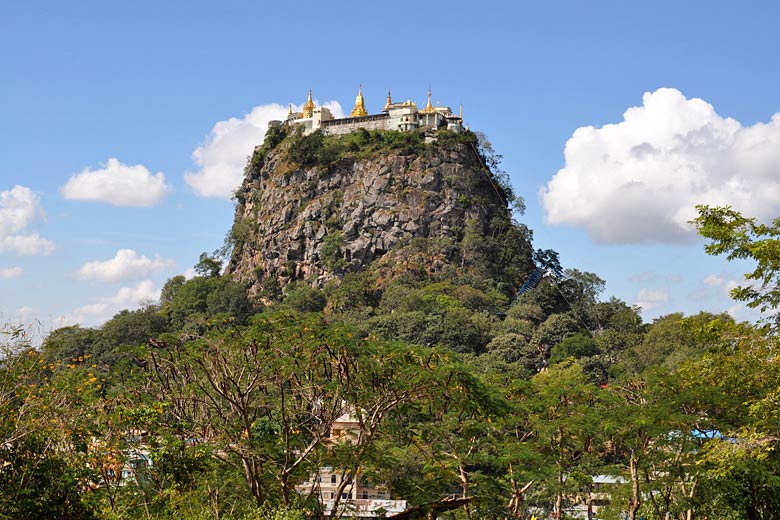 Buddhist monastery on the summit of Taung Kalat © Guillén Pérez - Flickr Creative Commons