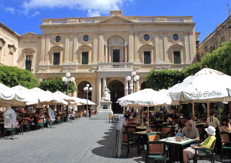 Caffe Cordina in front of the National Library © Ian Bottle - Alamy Stock Photo
