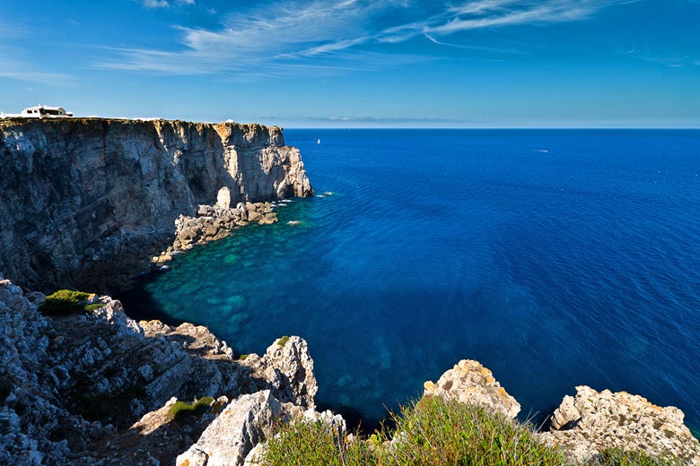 Cliffs along the north coast near Cala Morell © Gorka Valencia - Flickr Creative Commons