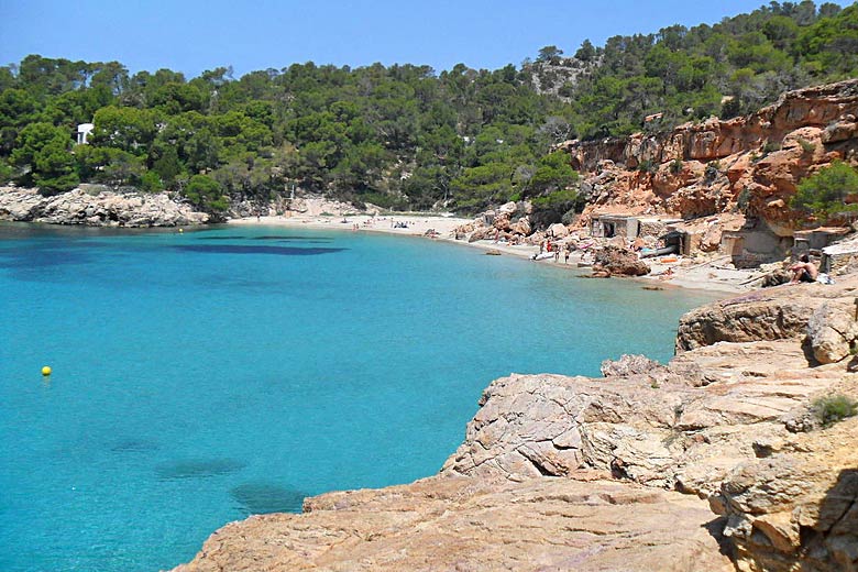 Cala Salada, Ibiza © Travelbusy.com - Wikimedia Commons