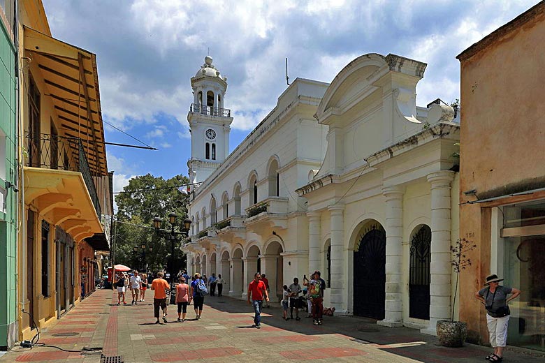 The old main street of colonial Santo Domingo © Martin Falbisoner - Wikimedia Commons