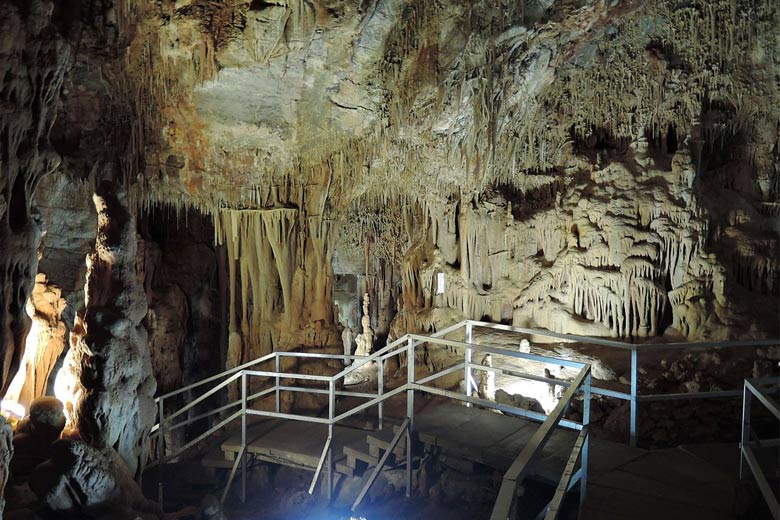 Inside the caves of Petralona © Carl Staffanholmer - Wikimedia Commons