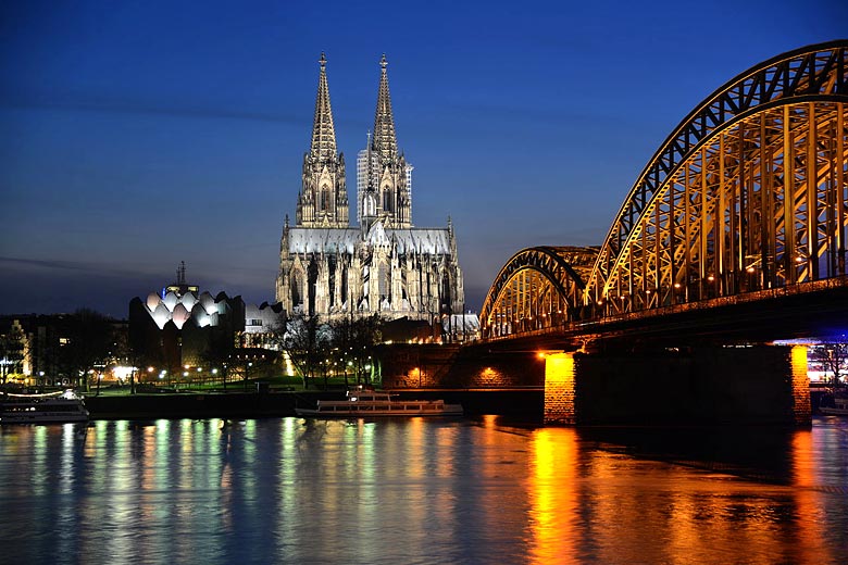 Floodlit Cologne Cathedral in the summer twilight © Tobi87 - Wikimedia Commons