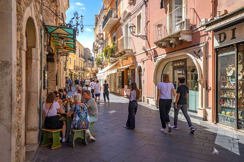 Enjoying the Corso Umberto in Taormina © Robert Harding - Alamy Stock Photo