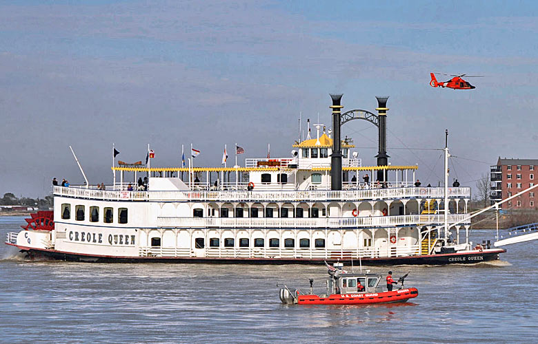 The paddlewheeler Creole Queen on the Mississippi River © Thomas M. Blue - US Coast Guard
