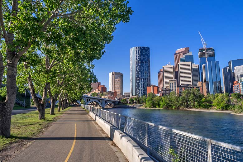 Cycle path on Prince's Island along the Bow River, Calgary © Jeff Whyte - Adobe Stock Image