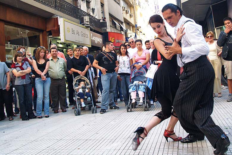 Dancing tango in the street on a Sunday © René Mayorga - Flickr Creative Commons