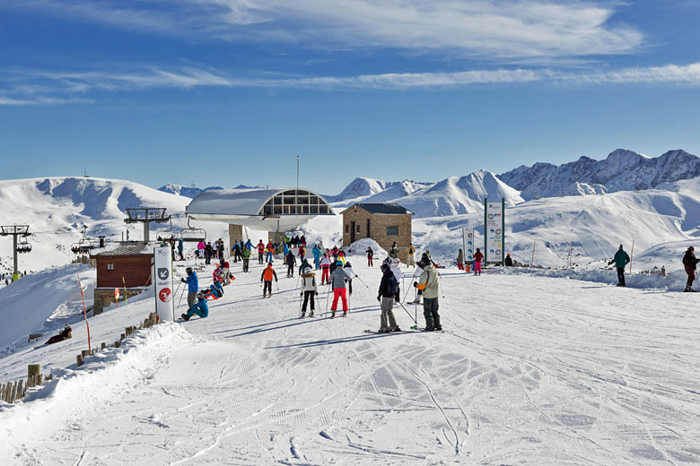 Demand returns for skiing & snowboarding season in 2020/2021 - © Ekaterina Kolomeets - Alamy Stock Photo