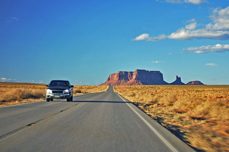 Driving through Monument Valley, USA © kris-la-Reunion - Fotolia.com