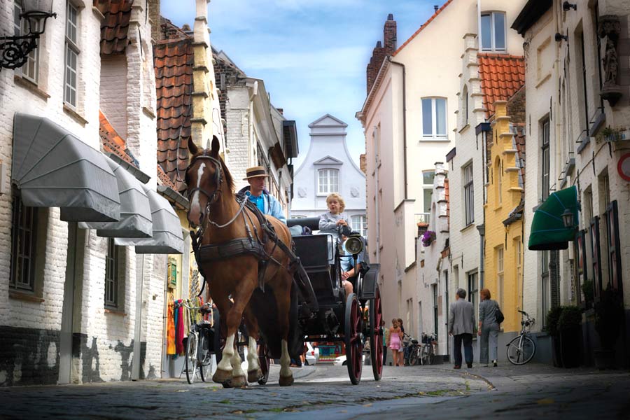 Driving through the streets of Bruges, Belgium © Jan Darthet - Toerisme Brugge
