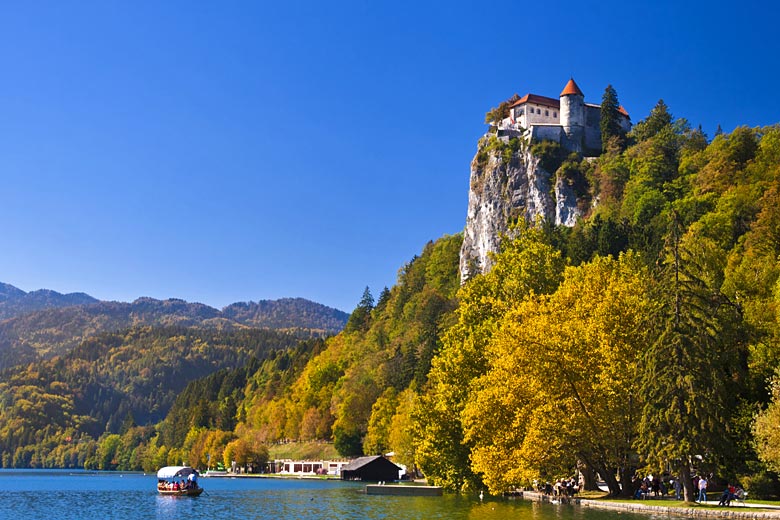 Bled Castle and lake in early autumn © Kasto - Adobe Stock Image