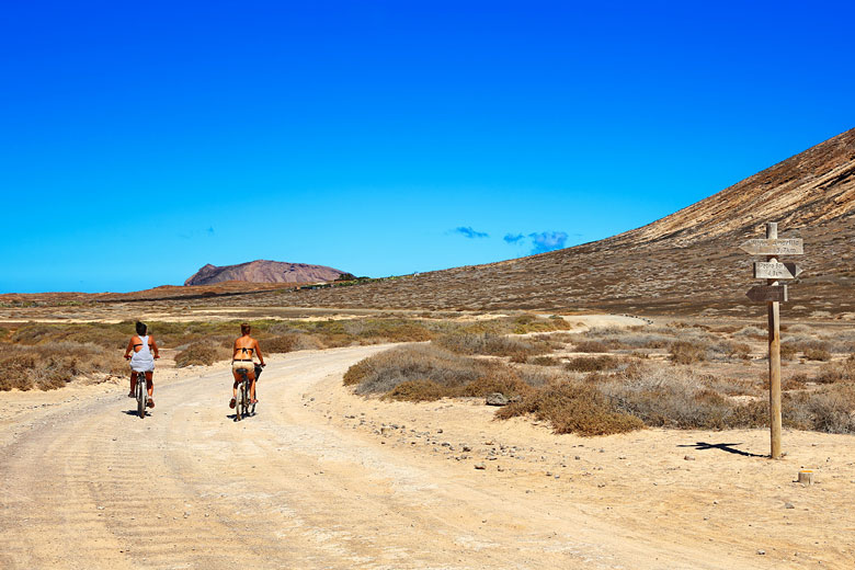 You can hire bikes in Caleta del Sebo to explore the island