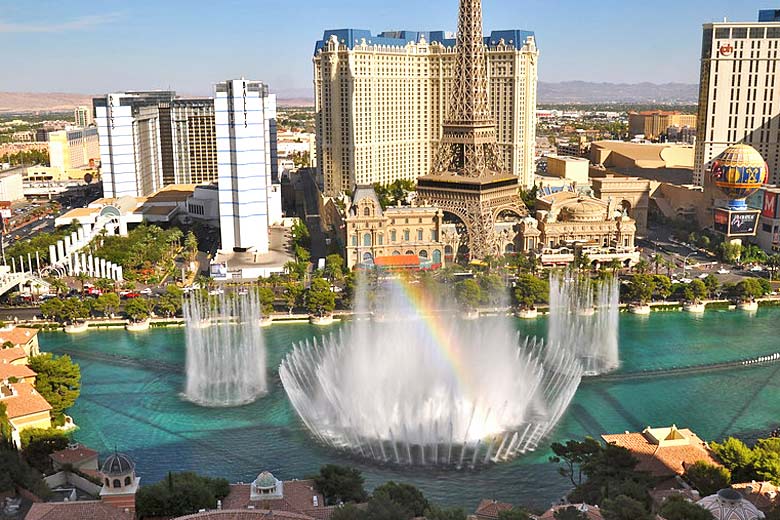 The dazzling display from the Bellagio fountains, Las Vegas © Studio Sarah Lou - Flickr Creative Commons