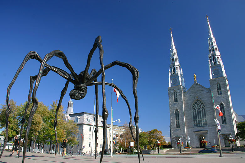 Louise Bourgeois's giant spider and Notre-Dame Cathedral Basilica, Ottawa © Pongsakorn1 - Adobe Stock Photo