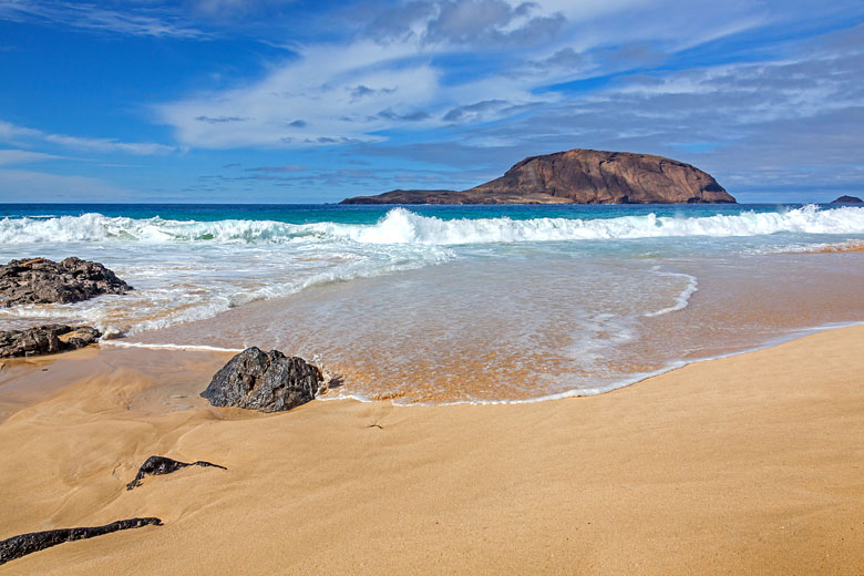 Golden sand beach on Graciosa Island, Lanzarote © Arkadii Shandarov - Fotolia.com