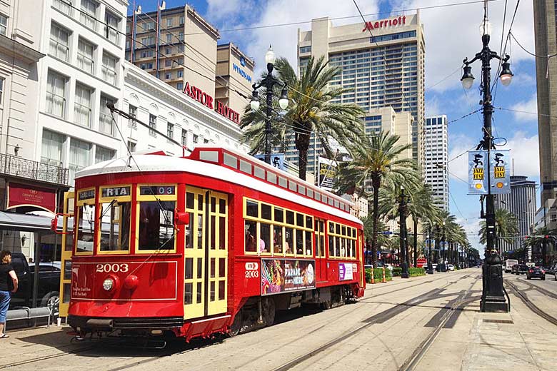 Hail a historic streetcar, Canal Street, New Orleans © Didier Moïse - Wikimedia Commons