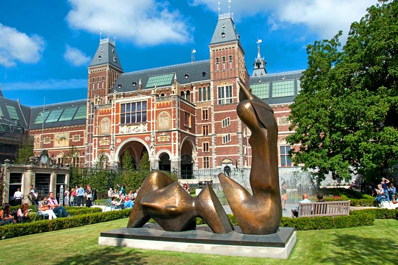 Henry Moore sculpture outside the Rijksmuseum, Amsterdam © Peter Horree - Alamy Stock Photo