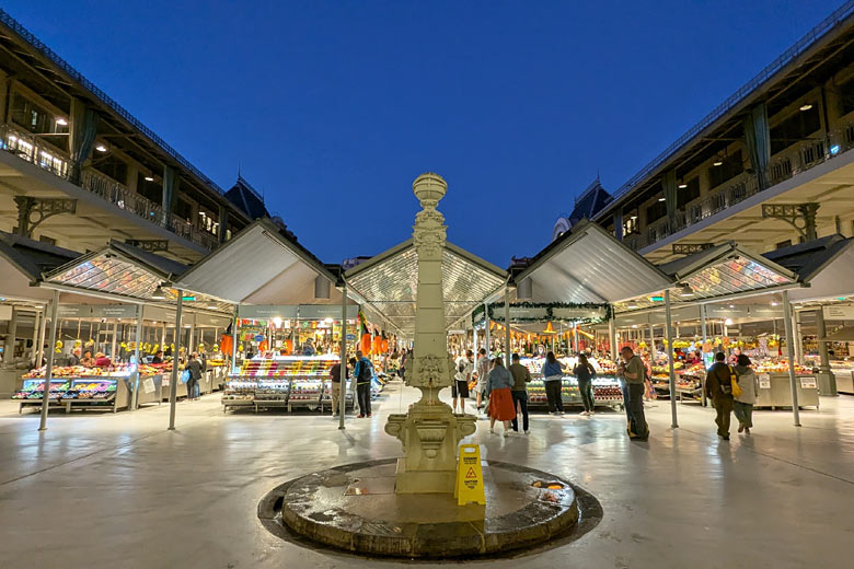 Find fresh food at Mercado do Bolhao