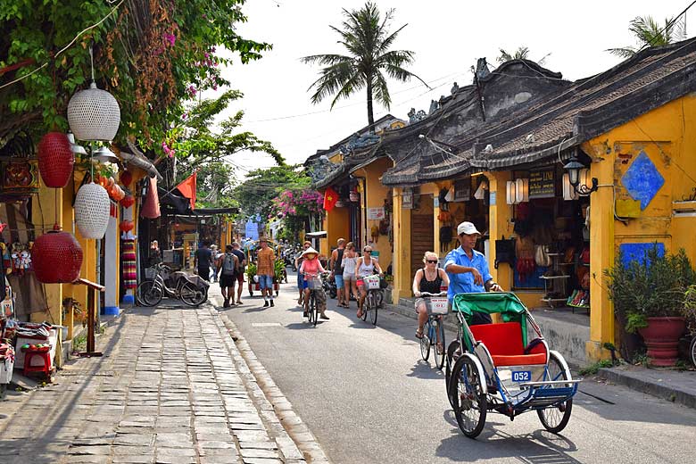 Exploring the old town of Hoi An by bicycle © Raita Futo - Flickr Creative Commons