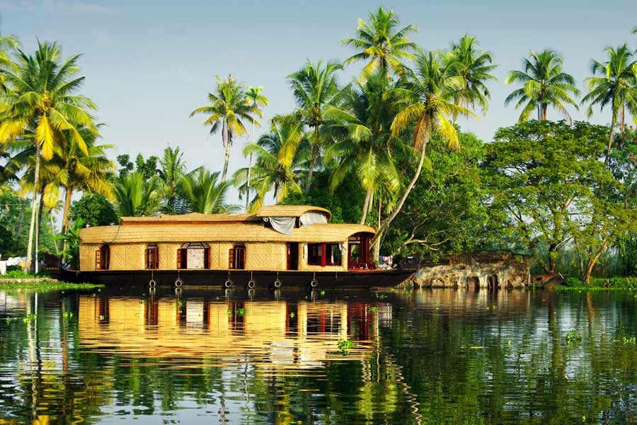 Kerala houseboat on Backwaters © jool-yan - Fotolia.com