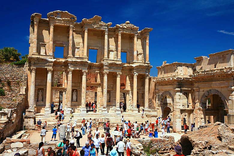 On the steps of the famous Library at Ephesus, Turkey © laszlo-photo - Flickr Creative Commons