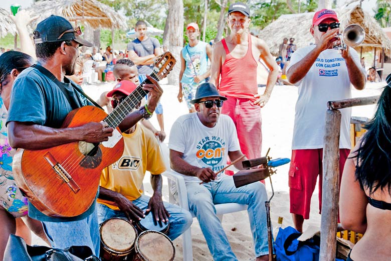 Live music on the beach in Cuba © vxla - Flickr Creative Commons