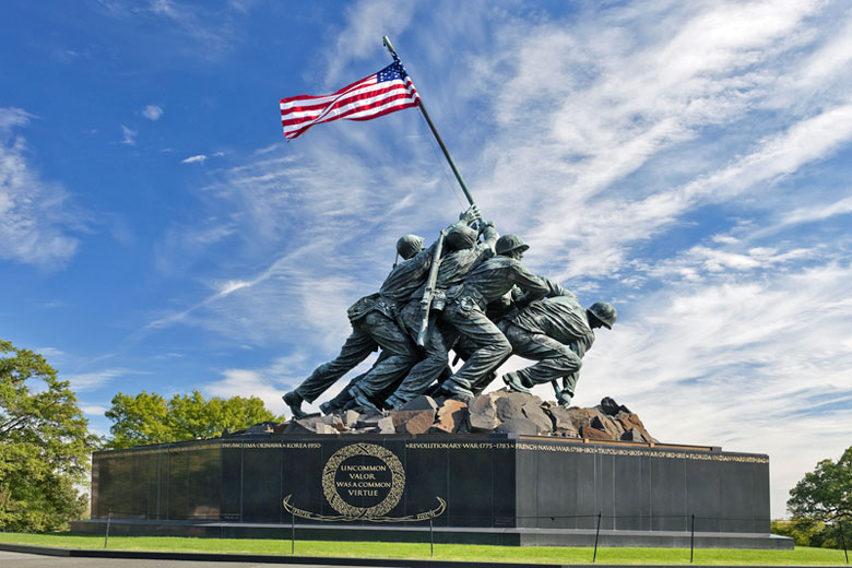 The Marine Corps War Memorial at Arlington National Cemetery, Washington DC © Kropic - Dreamstime
