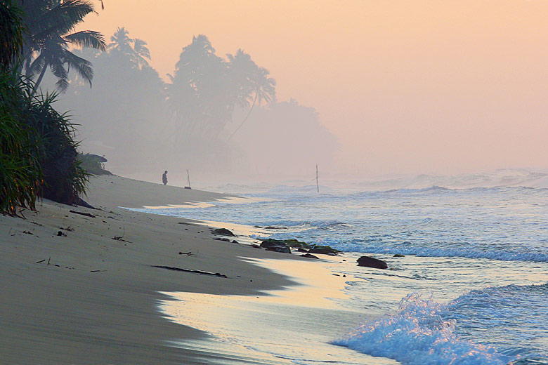 Misty dawn on Negombo Beach © opalpeterliu - Flickr Creative Commons