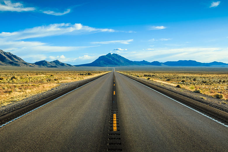 Open road in the Nevada Great Basin © Poul Riishede - Alamy Stock Photo