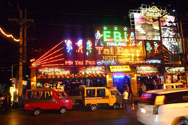 Patong Beach nightlife, Phuket © ADwarf - Wikimedia Commons