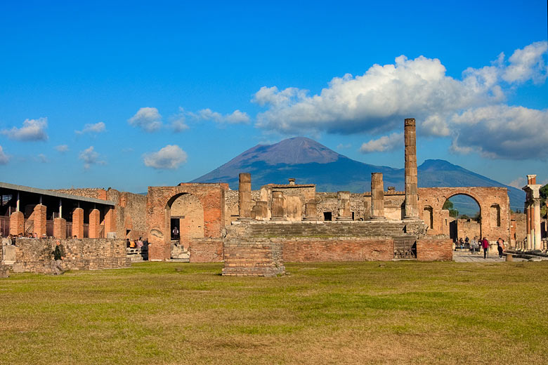 Ruins of Pompeii, Mount Vesuvius beyond © Carlo Mirante - Flickr Creative Commons