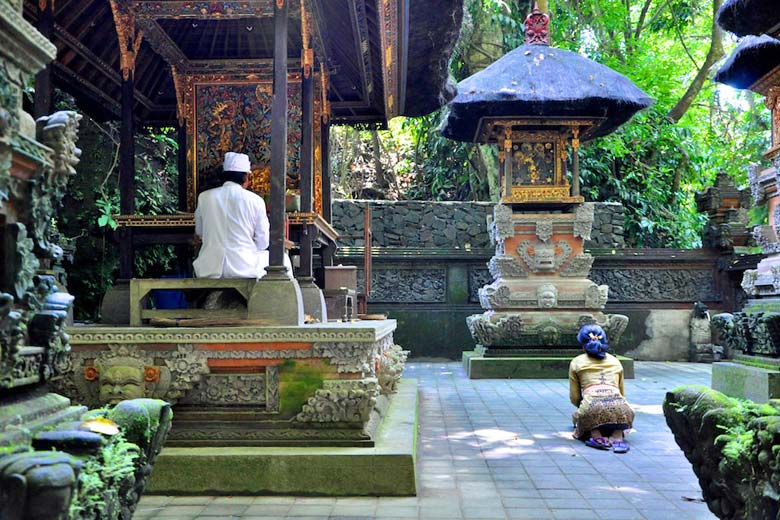 Priest (in white) at Monkey Forest temple © Mariska Richters - Flickr Creative Commons