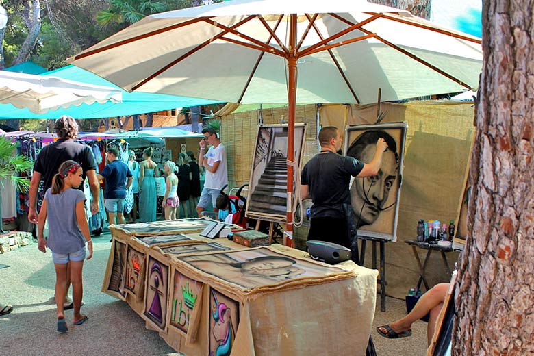 Browse the Punta Arabí market in Es Cana