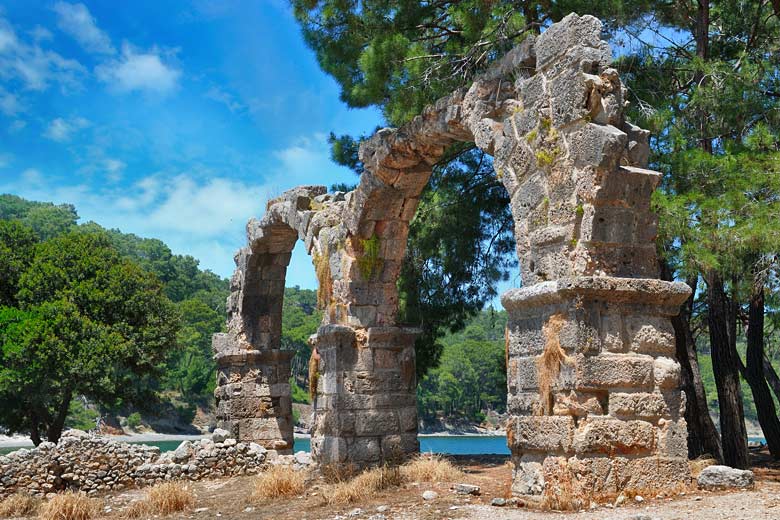 Roman ruins behind the beach in Phaselis © Alinamd - Fotolia.com