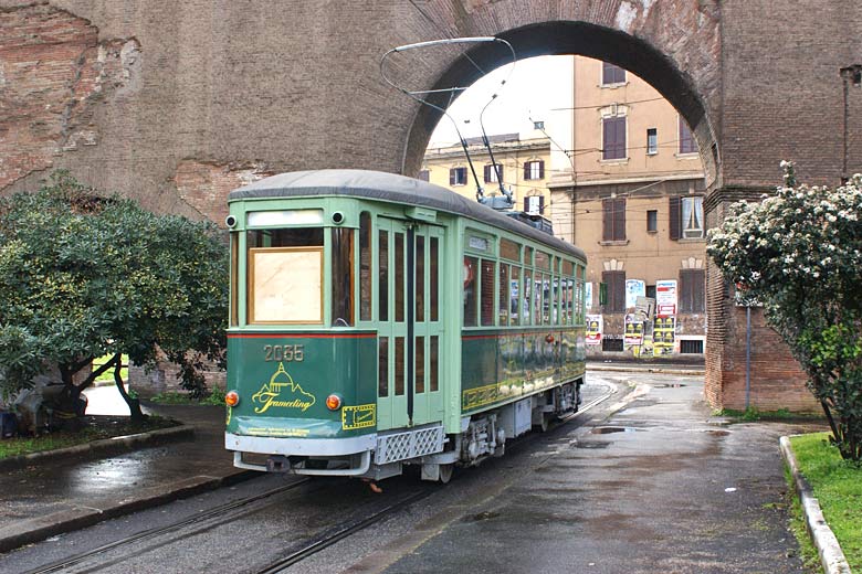 A Roman tram © DaniloRusso - Fotolia.com