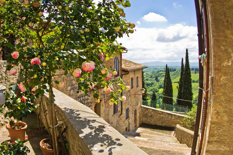 San Gimignano, Tuscany, set amid rolling vineyards © banepetkovic - Fotolia.com