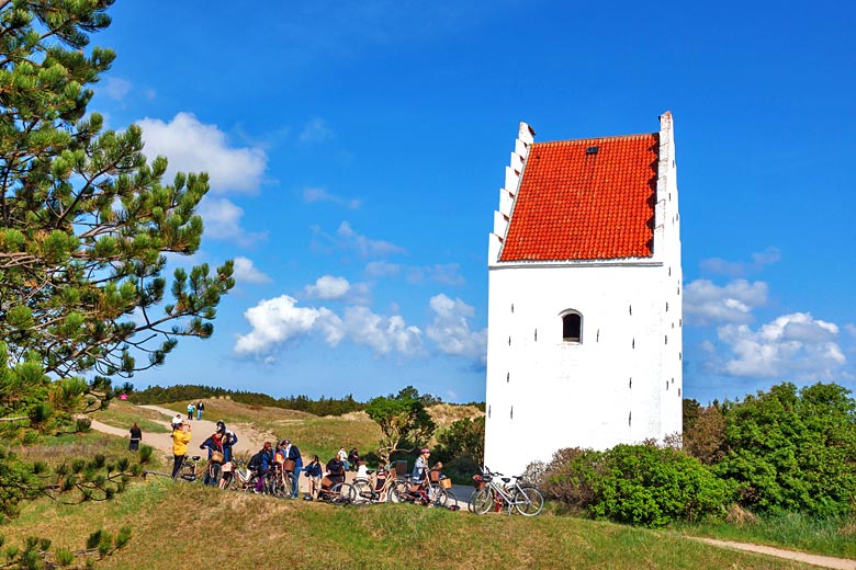 Cycle tour to the sand-covered church, Skagen © Lars Johansson - Fotolia.com