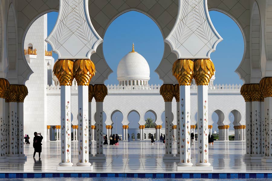 Inside the magnificent Sheikh Zayed Mosque, Abu Dhabi © Sophie James - Dreamstime.com