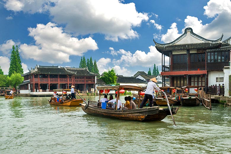 Sightseeing along the canals of Zhujiajiao