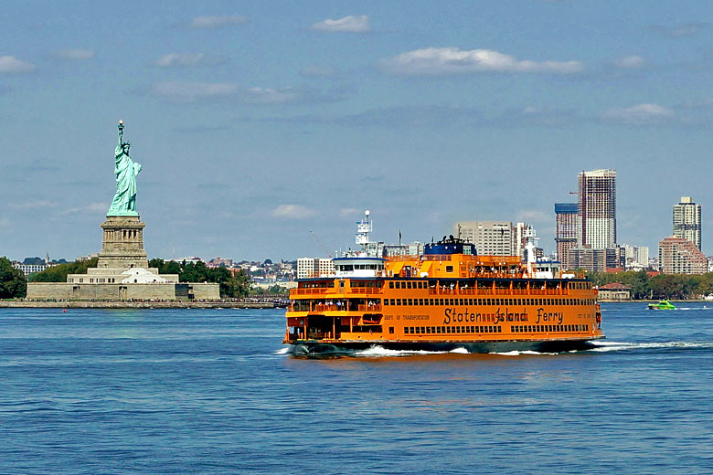 Staten Island ferry passing the Statue of Liberty © dpa picture alliance - Alamy Stock Photo