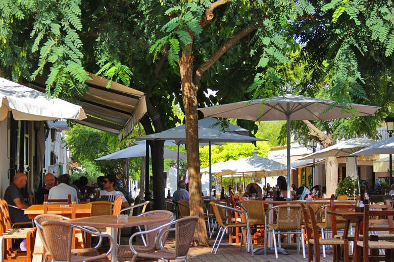 Street cafés in Santa Gertrudis, Ibiza © Angel Abril Ruiz - Flickr Creative Commons