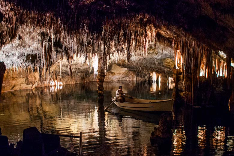 Paddling the subterranean lake in the Caves of Drach © Mikko Muinonen - Flickr Creative Commons