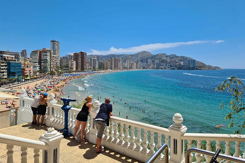 Summer on Benidorm Beach © <a href='https://unsplash.com/photos/a-group-of-people-on-a-bridge-over-a-body-of-water-v_YbwpB5yqg' target='new window o108078' rel='nofollow'>Martijn Vonk</a> - <a href='https://unsplash.com/license' target='new window l108078' rel='nofollow'>Unsplash</a>