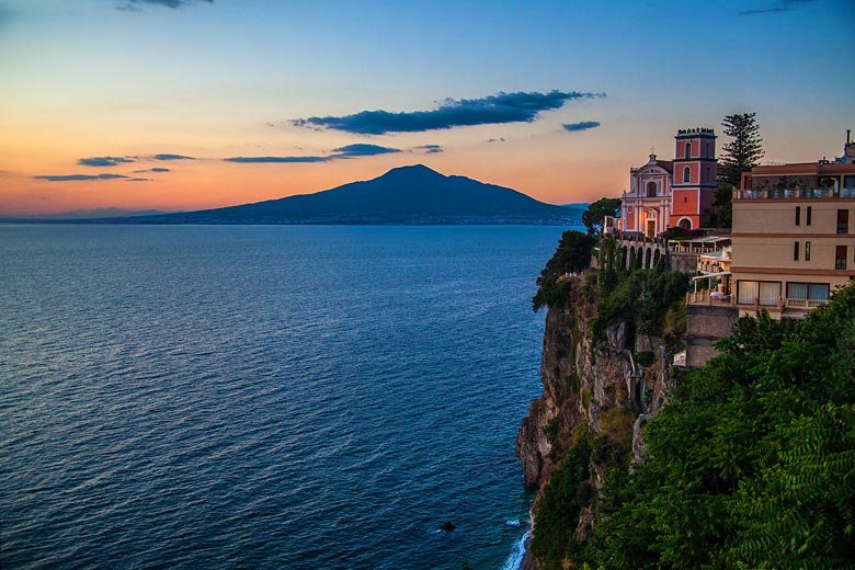 Sunrise over Mt Vesuvius in Sorrento © Denisa Sterbova - Pixabay